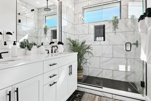 Unclassified image, 5 of 39, button - Expansive Luxury Duplex | Shared Pool (Austin)