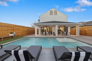 Unclassified image, 2 of 39, button - Expansive Luxury Duplex | Shared Pool (Austin)
