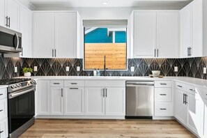 Fridge, microwave, oven, stovetop - Expansive Luxury Duplex | Shared Pool (Austin)