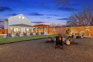 Outdoor dining - Expansive Luxury Duplex | Shared Pool (Austin)