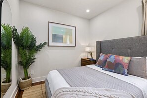 8 chambres, fer et planche à repasser, Wi-Fi, draps fournis