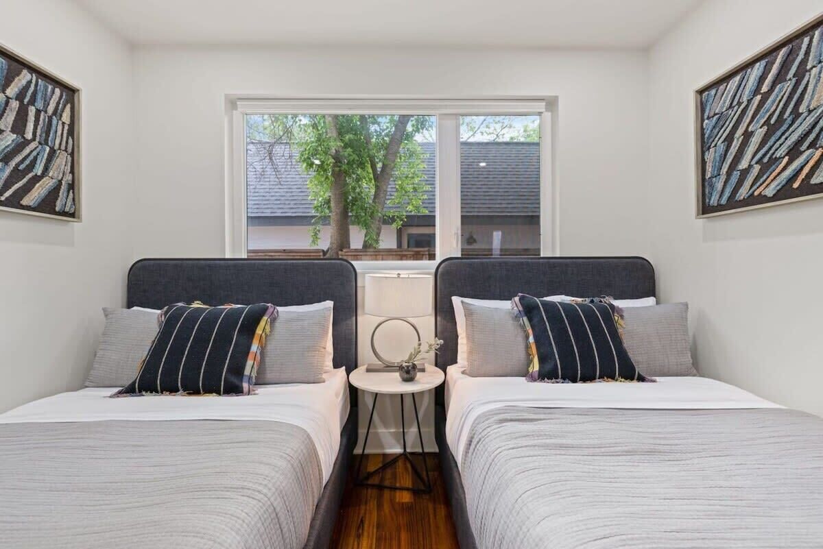 8 bedrooms, desk, iron/ironing board, WiFi