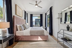 8 slaapkamers, een bureau, een strijkplank/strijkijzer, wifi