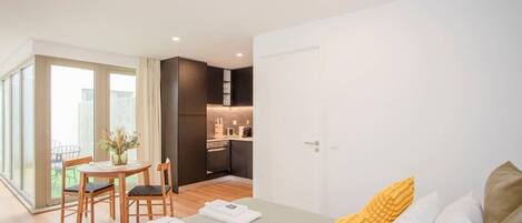 1 habitación, escritorio, tabla de planchar con plancha y wifi