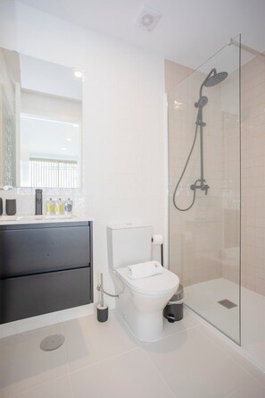 Dusche, Haartrockner, Handtücher