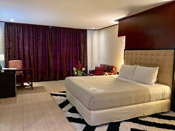 Deluxe Room, 1 King Bed | In-room safe, desk, laptop workspace, free WiFi - Cebu Dulcinea Hotel (Lapu-Lapu)