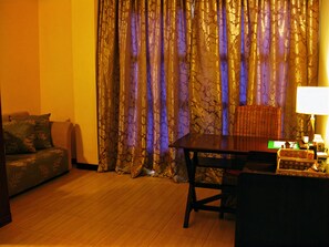 Habitació Deluxe, 1 llit de matrimoni gran | Caixa forta a l'habitació i escriptori
