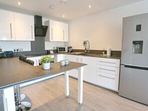 Fridge, microwave, oven, toaster - Central Apartment - Pass the Keys (Manchester)