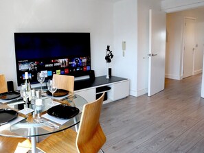 Dining - Modern City Flat -Walk to Deansgate & Old Trafford - Pass the Keys (Manchester)