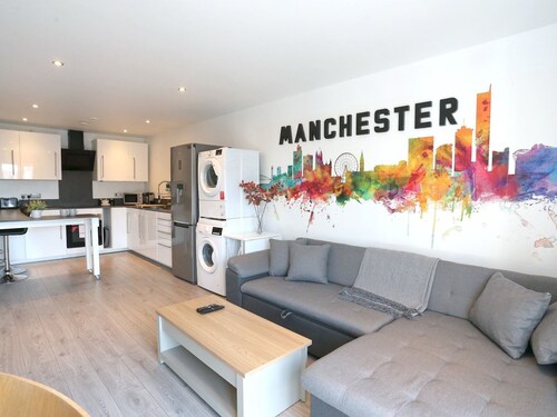 Stylish 2-Bed · Walk to Deansgate & Old Trafford - Pass the Keys