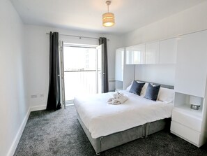 2 bedrooms, iron/ironing board, free WiFi, bed sheets - Central Apartment - Pass the Keys (Manchester)