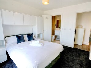 2 bedrooms, iron/ironing board, free WiFi, bed sheets - Modern City Flat -Walk to Deansgate & Old Trafford - Pass the Keys (Manchester)