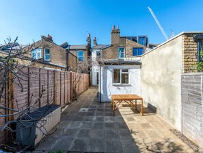 Outdoor dining - Charming Victorian 2-Bed House with Artistic Flair in Acton | Ideal for Families and Groups | Excellent Transport Links - Pass the Keys (London)