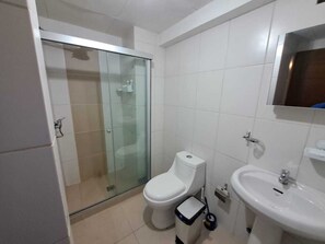 Shower, towels, soap, shampoo - La Paz, Bolivia; Wonder City, Nice Apartment, Central and safe (La Paz)