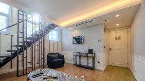 Toetasjesleilighet – design | Oppholdsområde | En 32-tommers LCD-TV med Parabol-TV samt TV