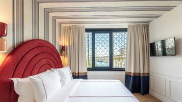 Premium bedding, in-room safe, individually decorated