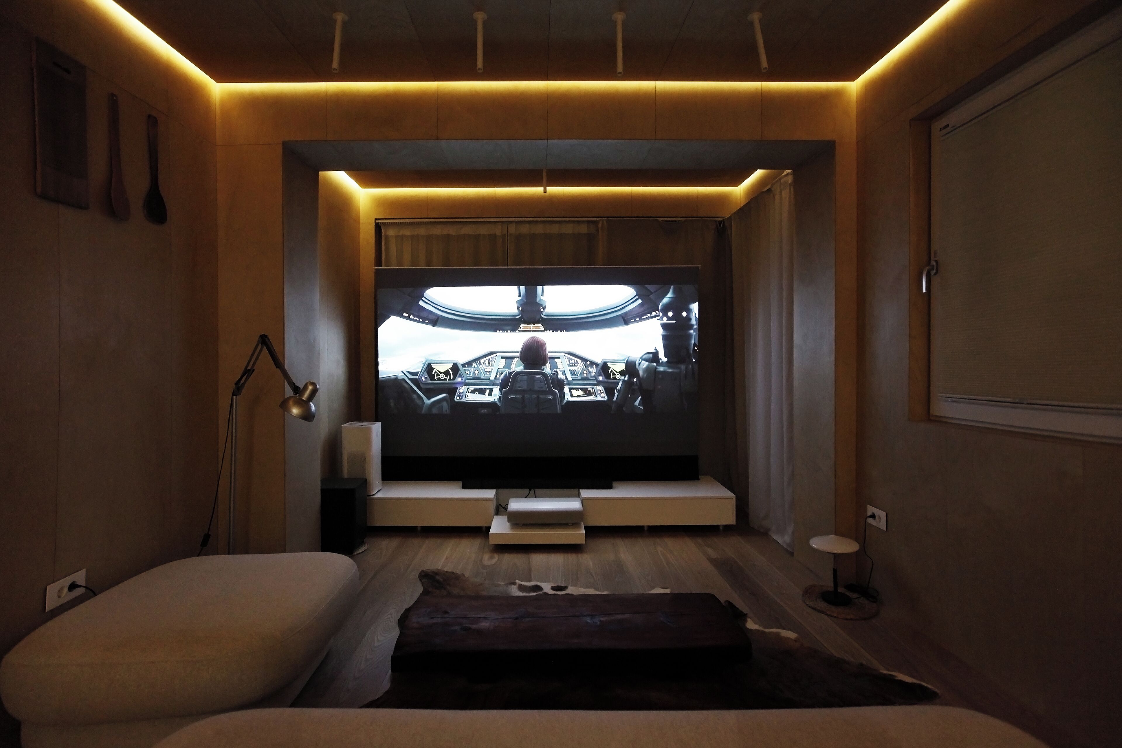 120 吋智能電視連數碼電視頻道、電視、遊戲機