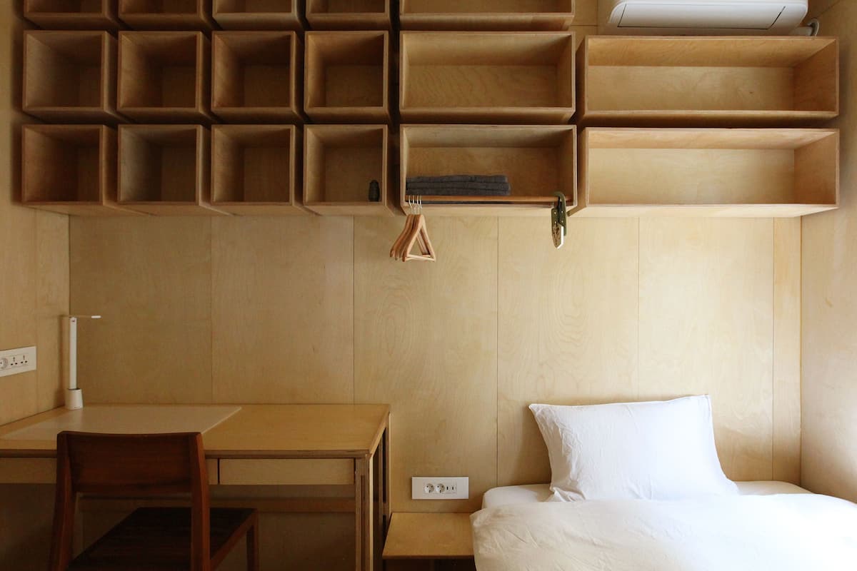 1 habitación, edredón, decoración personalizada y muebles diferentes