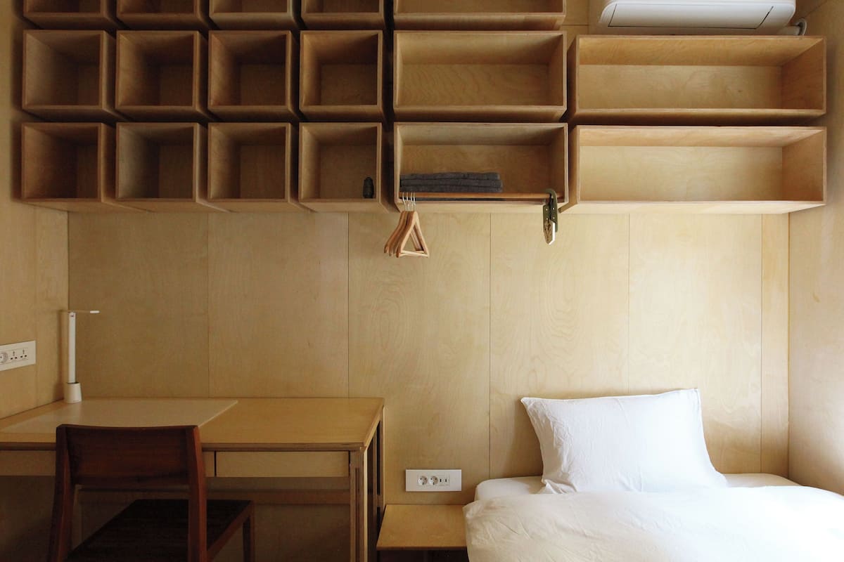 1 habitación, cubrecamas, decoración personalizada y muebles diferentes