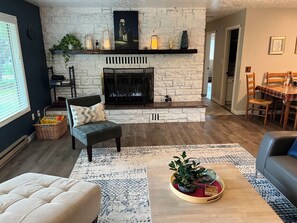 Smart-TV, Kamin, Tischfußball, Bücher