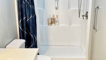 シャワー、タオル、トイレットペーパー