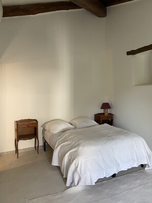 5 bedrooms, WiFi, bed sheets