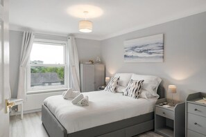 2 bedrooms, desk, iron/ironing board, WiFi