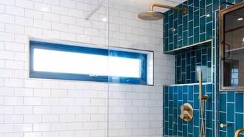 Chuveiro, produtos de toalete grátis, secador de cabelo