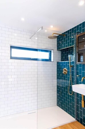 Regadera, amenidades de baño gratuitas, secadora de cabello, toallas 
