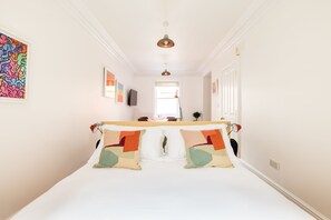 Iron/ironing board, internet, bed sheets - CCR3 - Studio Apartment, Sleeps 2 (London)