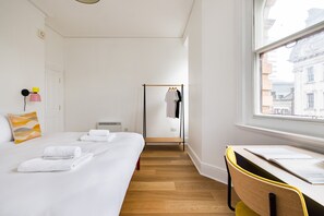 1 bedroom, iron/ironing board, internet, bed sheets - CCR4 - One Bedroom Apartment, Sleeps 2 (London)