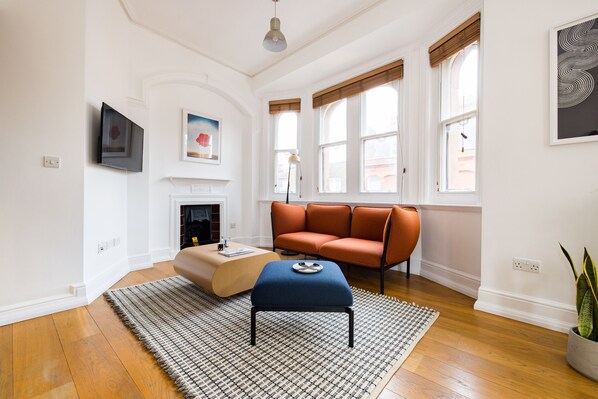 TV - CCR4 - One Bedroom Apartment, Sleeps 2 (London)