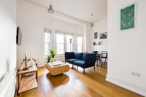 TV - One Bedroom Apartment, Sleeps 2 (London)