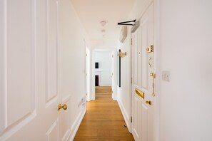 Interior - CCR7 Calm Leicester Sq 1BR (London)