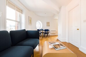 Interior - CCR7 Calm Leicester Sq 1BR (London)