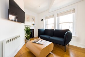 TV - CCR7 Calm Leicester Sq 1BR (London)