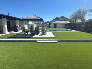 Outdoor dining - Spacious 4-bedroom estate in serene Paradise Valley with Tennis Pickleball Sauna (Paradise Valley)