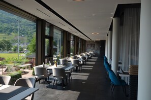 Serveert lunch, diner, lokale gerechten, uitzicht op de tuin