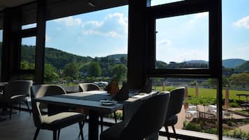 Mittagessen, Abendessen, lokale Küche, Blick auf den Garten