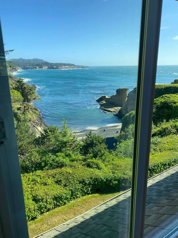 Interior - Flagship 1, breathtaking oceanfront views and all the comforts of home!
(Depoe Bay)