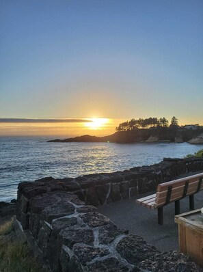 Beach - Flagship 1, breathtaking oceanfront views and all the comforts of home!
(Depoe Bay)