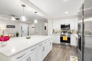 Frigorifero, microonde, forno, piano cottura