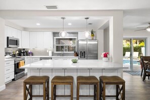 Frigorifero, microonde, forno, piano cottura