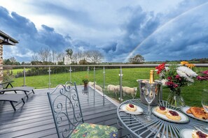 Outdoor dining - 18th century barn couple's retreat in beautiful Devon countryside (Saint Giles on the Heath)