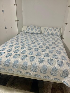 2 bedrooms, iron/ironing board, WiFi, bed sheets