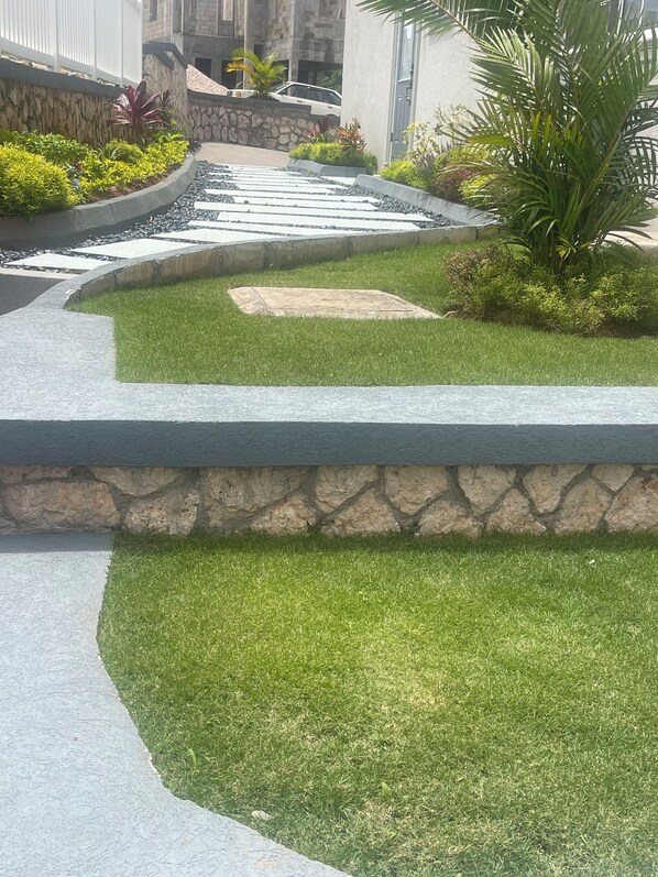 Property grounds - Exclusive apartments in upscale Mandeville community (Mandeville)