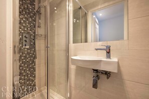 Bathtub, towels - Spacious Earls Court Apt - Office & Rear Terrace (Greater London)