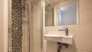 Bathtub, towels