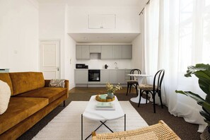 TV, offices - Spacious Earls Court Apt - Office & Rear Terrace (Greater London)