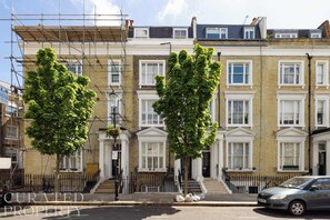 Exterior - Spacious Earls Court Apt - Office & Rear Terrace (Greater London)